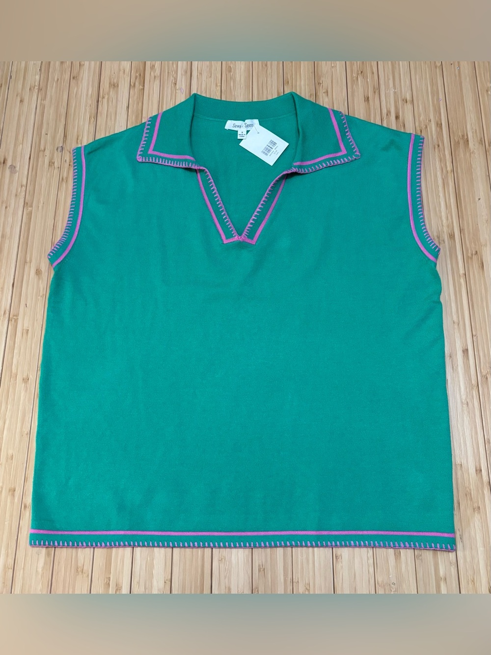 Women’s short sleeve knit sweater. Greene with pink trim. Size S. NWT.